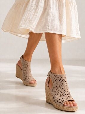 Marc Fisher Helina cut out espradrille wedge sandals Suede Sandals. Size 8.5